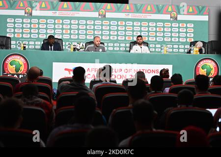 L'entraîneur algérien Djamel Belmadi (L) et le capitaine algérien Riyad Mahrez (R) lors de la conférence de presse au stade Japoma à Douala, à 19 janvier 2022, à la veille de la coupe africaine des nations (CAN) 2021 entre la Côte d'Ivoire et l'Algérie (photo par APP/NurPhoto) Banque D'Images