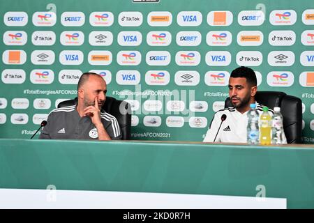 L'entraîneur algérien Djamel Belmadi (L) et le capitaine algérien Riyad Mahrez (R) lors de la conférence de presse au stade Japoma à Douala, à 19 janvier 2022, à la veille de la coupe africaine des nations (CAN) 2021 entre la Côte d'Ivoire et l'Algérie (photo par APP/NurPhoto) Banque D'Images