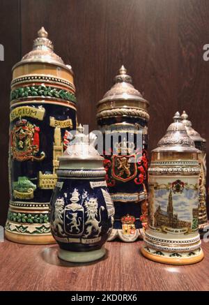 Des steins de bière décoratifs sont exposés à Bruxelles, Belgique, Europe. (Photo de Creative Touch Imaging Ltd./NurPhoto) Banque D'Images