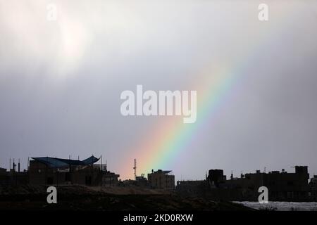 Cette photo prise sur 19 janvier 2022 montre une vue d'un arc-en-ciel dans le ciel au-dessus de la ville de Gaza pendant une tempête hivernale. (Photo de Majdi Fathi/NurPhoto) Banque D'Images