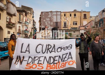 Palerme, Sicile, Italie. 4th novembre 2022. Manifestation contre les drogues sous la devise 'le soin crée dans-dépendance'.selon les promoteurs de l'événement, ''il est devenu impossible dans le centre historique de Palerme, Et en particulier dans certaines régions de l'Albergheria, de ne pas remarquer l'augmentation de tous les phénomènes liés à la consommation, la vente et la production de drogues, y compris en particulier le crack, dont le danger se fait de plus en plus sentir dans de nombreuses grandes villes européennes. ''.manifestation a eu lieu de Casa Prodessa vers les rues du quartier historique d'Albergheria.Banner rea Banque D'Images