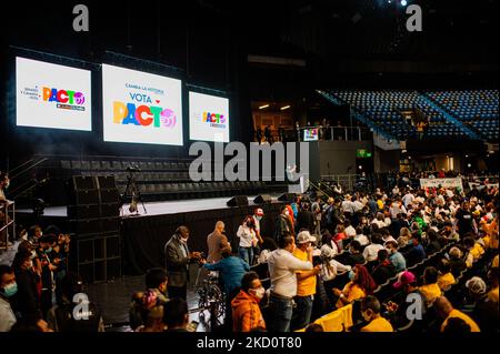 Partisans lors d'un événement pour la présentation des candidats au congrès dans l'alliance politique appelée 'PACTO Historico', à Bogota, Colombie sur 19 janvier 2022. L'alliance politique dirigée par l'ancien sénateur et deuxième coureur du président Gustavo Petro cherche une tolérance de 0 à la violence si elle est élue. (Photo par Sebastian Barros/NurPhoto) Banque D'Images