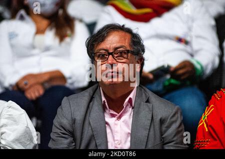 Homme politique colombien et pré-candidat à la présidence colombienne Gustavo Petro est vu lors d'un événement pour la présentation des candidats au congrès dans l'alliance politique appelée 'PACTO Historico', à Bogota, Colombie sur 19 janvier 2022. L'alliance politique dirigée par l'ancien sénateur et deuxième coureur du président Gustavo Petro cherche une tolérance de 0 à la violence si elle est élue. (Photo par Sebastian Barros/NurPhoto) Banque D'Images