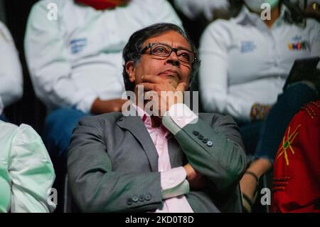 Homme politique colombien et pré-candidat à la présidence colombienne Gustavo Petro est vu lors d'un événement pour la présentation des candidats au congrès dans l'alliance politique appelée 'PACTO Historico', à Bogota, Colombie sur 19 janvier 2022. L'alliance politique dirigée par l'ancien sénateur et deuxième coureur du président Gustavo Petro cherche une tolérance de 0 à la violence si elle est élue. (Photo par Sebastian Barros/NurPhoto) Banque D'Images