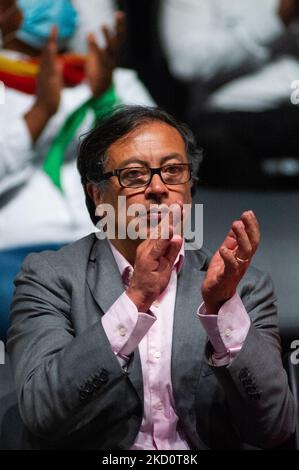 Homme politique colombien et pré-candidat à la présidence colombienne Gustavo Petro est vu lors d'un événement pour la présentation des candidats au congrès dans l'alliance politique appelée 'PACTO Historico', à Bogota, Colombie sur 19 janvier 2022. L'alliance politique dirigée par l'ancien sénateur et deuxième coureur du président Gustavo Petro cherche une tolérance de 0 à la violence si elle est élue. (Photo par Sebastian Barros/NurPhoto) Banque D'Images