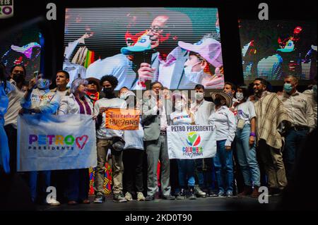 Homme politique colombien et pré-candidat à la présidence colombienne Gustavo Petro est vu lors d'un événement pour la présentation des candidats au congrès dans l'alliance politique appelée 'PACTO Historico', à Bogota, Colombie sur 19 janvier 2022. L'alliance politique dirigée par l'ancien sénateur et deuxième coureur du président Gustavo Petro cherche une tolérance de 0 à la violence si elle est élue. (Photo par Sebastian Barros/NurPhoto) Banque D'Images