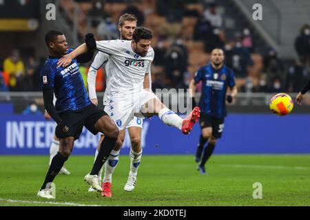 Denzel Dumfries du FC Internazionale et Riccardo Marchizza d'Empoli FC en action lors du match de football de Coppa Italia 2021/22 entre le FC Internazionale et le FC Empoli au stade Giuseppe Meazza, Milan, Italie sur 19 janvier 2022 (photo de Fabrizio Carabelli/LiveMedia/NurPhoto) Banque D'Images