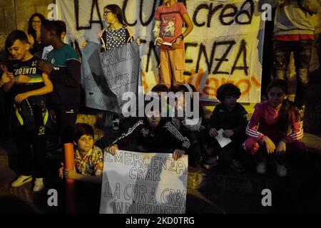 Palerme, Sicile, Italie. 4th novembre 2022. Manifestation contre les drogues sous la devise 'le soin crée dans-dépendance'.selon les promoteurs de l'événement, ''il est devenu impossible dans le centre historique de Palerme, Et en particulier dans certaines régions de l'Albergheria, de ne pas remarquer l'augmentation de tous les phénomènes liés à la consommation, la vente et la production de drogues, y compris en particulier le crack, dont le danger se fait de plus en plus sentir dans de nombreuses grandes villes européennes. ''.manifestation a eu lieu de Casa Prodessa vers les rues du quartier historique d'Albergheria.Banner rea Banque D'Images