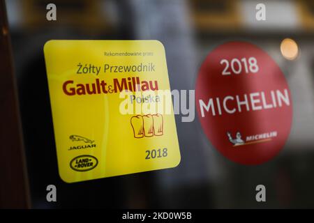 Les autocollants Gault & Millau et Michelin sont visibles sur le restaurant de Cracovie, en Pologne, sur 20 janvier 2022. (Photo de Jakub Porzycki/NurPhoto) Banque D'Images