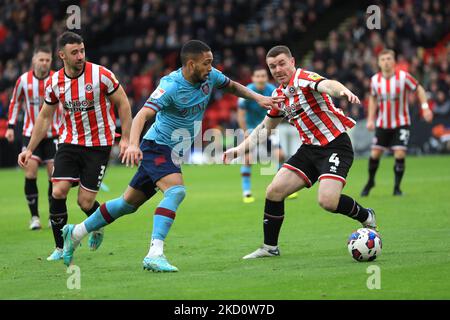 Vitinho (au centre) de Burnley et John Fleck (à droite) de Sheffield United se battent pour le ballon lors du match du championnat Sky Bet à Bramall Lane, Sheffield. Date de la photo: Samedi 5 novembre 2022. Banque D'Images