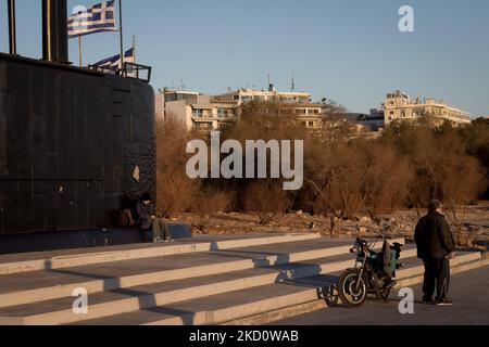 Les habitants de la région et les touristes apprécient le coucher du soleil pendant qu'ils passent la journée sur la plage de la baie de Flisvos dans le quartier de Paleo Faliro près d'Athènes, Grèce sur 20 janvier 2022. (Photo de Nikolas Kokovovlis/NurPhoto) Banque D'Images