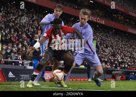 Iñaki Williams d'Athlétisme et Frenkie de Jong de Barcelone concourent pour le ballon lors du match Copa del Rey entre le club d'athlétisme et le FC Barcelone au stade San Mames sur 20 janvier 2022 à Bilbao, Espagne. (Photo de Jose Breton/Pics action/NurPhoto) Banque D'Images