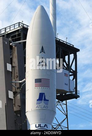 20 janvier 2022 - Cap Canaveral, Floride, États-Unis - Une fusée Atlas 5 de l'Alliance de lancement unie est prête pour le lancement prévu sur 21 janvier 2022 de la mission USSF 8 au PAD 41 à la station de la Force spatiale du Cap Canaveral sur 20 janvier 2022 à Cap Canaveral, Floride. La fusée transporte les cinquième et sixième satellites du programme de sensibilisation à la situation spatiale géosynchrone de la US Space Force, ou GSSAP, conçu pour aider les militaires à suivre et à observer les objets en orbite géosynchrone. (Photo de Paul Hennessy/NurPhoto) Banque D'Images