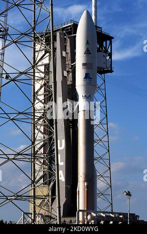 20 janvier 2022 - Cap Canaveral, Floride, États-Unis - Une fusée Atlas 5 de l'Alliance de lancement unie est prête pour le lancement prévu sur 21 janvier 2022 de la mission USSF 8 au PAD 41 à la station de la Force spatiale du Cap Canaveral sur 20 janvier 2022 à Cap Canaveral, Floride. La fusée transporte les cinquième et sixième satellites du programme de sensibilisation à la situation spatiale géosynchrone de la US Space Force, ou GSSAP, conçu pour aider les militaires à suivre et à observer les objets en orbite géosynchrone. (Photo de Paul Hennessy/NurPhoto) Banque D'Images