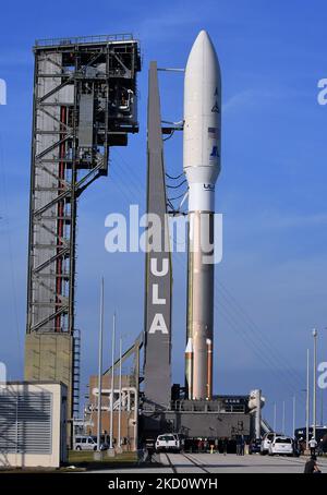 20 janvier 2022 - Cap Canaveral, Floride, États-Unis - Une fusée Atlas 5 de l'Alliance de lancement unie est prête pour le lancement prévu sur 21 janvier 2022 de la mission USSF 8 au PAD 41 à la station de la Force spatiale du Cap Canaveral sur 20 janvier 2022 à Cap Canaveral, Floride. La fusée transporte les cinquième et sixième satellites du programme de sensibilisation à la situation spatiale géosynchrone de la US Space Force, ou GSSAP, conçu pour aider les militaires à suivre et à observer les objets en orbite géosynchrone. (Photo de Paul Hennessy/NurPhoto) Banque D'Images