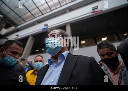 Le candidat présidentiel pour la Colombie Humana Gustavo petro donne une conférence de presse après avoir enregistré sa candidature au Registre national de l'état civil (Registraduria Nacional del Estado civil) à Bogota, Colombie sur 20 janvier 2022. (Photo par Sebastian Barros/NurPhoto) Banque D'Images