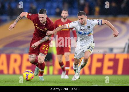 Nicolo' Zaniolo de AS Roma et Alexis Blin de US Lecce se disputent le ballon lors du match de la coupe italienne entre AS Roma et US Lecce au Stadio Olimpico, Rome, Italie, le 20 janvier 2022. (Photo de Giuseppe Maffia/NurPhoto) Banque D'Images