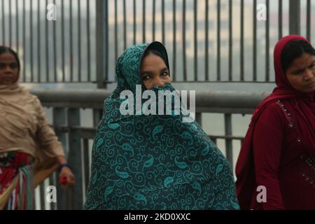 Les communicateurs marchent le long du pont howrah dans une matinée de brume sur le fleuve Ganga dans le cadre d'une urgence du coronavirus sur 21 janvier 2022 à Kolkata, Bengale occidental, Inde. (Photo de Debajyoti Chakraborty/NurPhoto) Banque D'Images