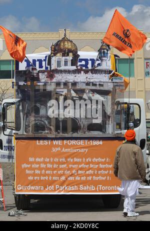 Un gros camion commémorant le 30th anniversaire du massacre de 1984 avec l'image de Jarnail Singh Bhindanwale (Une figure controversée de l'histoire de l'Inde que les Sikhs considèrent comme un grand martyr et est considérée par d'autres En tant que figure militante).il y a d'autres images des martyrs sikhs ainsi que des descriptions pour commémorer le 1984 cigotage de la Temple d'or par l'armée indienne et rendre hommage aux milliers de Sikhs qui ont été tués dans un Attaque de vengeance apparente lancée par les membres du parti au pouvoir du Congrès et déclenchée par l'assassinat du Premier Indien Ministre Indira Gand Banque D'Images