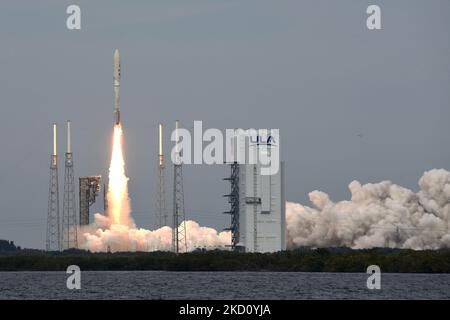 21 janvier 2022 - Cape Canaveral, Floride, États-Unis - Lancement d'une fusée Atlas 5 de l'Alliance United Launch à partir du PAD 41 à la station de la Force spatiale du Cap Canaveral, sur 21 janvier 2022, à Cape Canaveral, Floride. La mission USSF 8 transporte les cinquième et sixième satellites du programme de sensibilisation à la situation spatiale géosynchrone (SSAP) de la Force spatiale des États-Unis, conçu pour aider les militaires à suivre et à observer les objets en orbite géosynchrone. (Photo de Paul Hennessy/NurPhoto) Banque D'Images