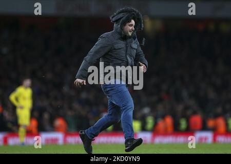 Un envahisseur de terrain entre sur le terrain lors du match de la Carabao Cup entre Arsenal et Liverpool au stade Emirates, Londres, le jeudi 20th janvier 2022. (Photo de Tom West/MI News/NurPhoto) Banque D'Images