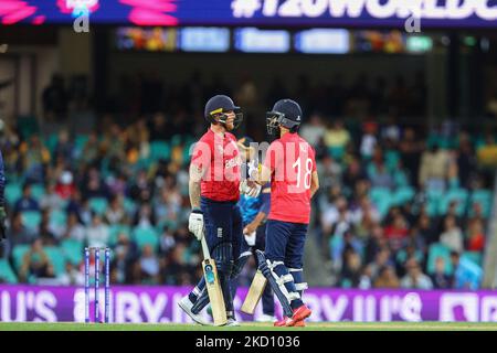 Sydney, Australie. 05th novembre 2022. 5th novembre, Sydney Cricket Ground, Sydney Australie: T20 International Cricket, Sri Lanka contre l'Angleterre; Ben Stokes et Moeen Ali d'Angleterre touchent des gants au centre du cricket crédit: Action plus Sports Images/Alay Live News Banque D'Images