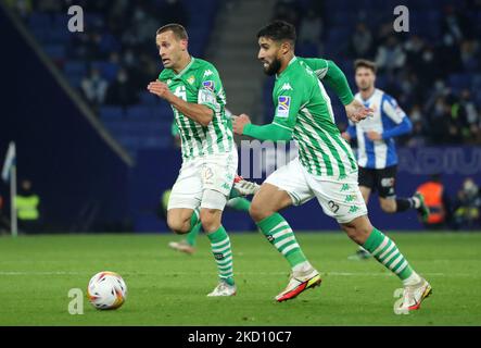 Nabil Fekir et Sergio Canales lors du match entre le RCD Espanyol et Real Betis Balompie, correspondant à la semaine 22 de la Liga Santander, joué au stade RCDE, à Barcelone, le 21th janvier 2022. -- (photo par Urbanandsport/NurPhoto) Banque D'Images