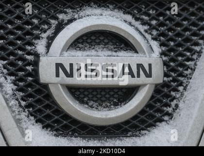 Logo Nissan visible sur une voiture Nissan recouverte de neige. Vendredi, 21 janvier 2022, à Edmonton, en Alberta, Canada. (Photo par Artur Widak/NurPhoto) Banque D'Images