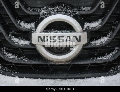 Logo Nissan visible sur une voiture Nissan recouverte de neige. Vendredi, 21 janvier 2022, à Edmonton, en Alberta, Canada. (Photo par Artur Widak/NurPhoto) Banque D'Images