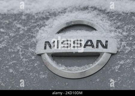 Logo Nissan visible sur une voiture Nissan recouverte de neige. Vendredi, 21 janvier 2022, à Edmonton, en Alberta, Canada. (Photo par Artur Widak/NurPhoto) Banque D'Images