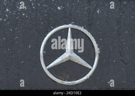 Logo Mercedes-Benz visible sur une voiture Mercedes-Benz recouverte de neige. Vendredi, 21 janvier 2022, à Edmonton, en Alberta, Canada. (Photo par Artur Widak/NurPhoto) Banque D'Images