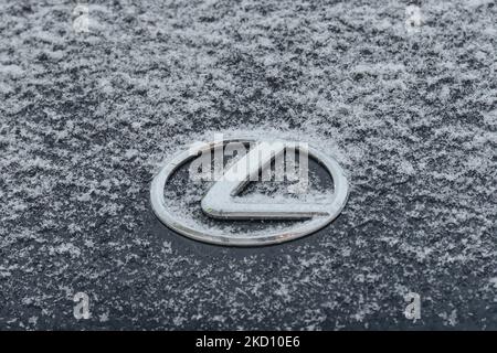 Logo Lexus visible sur une voiture Lexus recouverte de neige. Vendredi, 21 janvier 2022, à Edmonton, en Alberta, Canada. (Photo par Artur Widak/NurPhoto) Banque D'Images