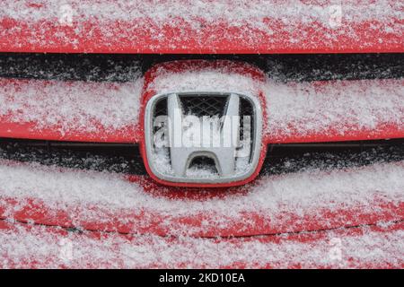 Logo Nissan visible sur une voiture Nissan recouverte de neige. Vendredi, 21 janvier 2022, à Edmonton, en Alberta, Canada. (Photo par Artur Widak/NurPhoto) Banque D'Images