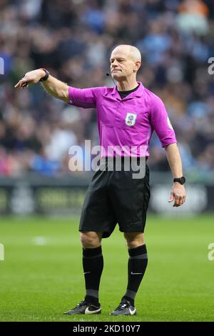 Arbitre, Andy Woolmer gestes pendant le match de championnat Sky Bet entre Coventry City et Queens Park Rangers à la Coventry Building Society Arena, Coventry, le samedi 22nd janvier 2022. (Photo de James HolyOak/MI News/NurPhoto) Banque D'Images
