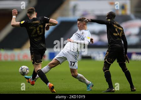 Viktor Gyokeres, de Coventry City, et Jimmy Dunne, de Queens Park Rangers, se battent pour le ballon lors du match de championnat Sky Bet entre Coventry City et Queens Park Rangers à l'arène Coventry Building Society, à Coventry, le samedi 22nd janvier 2022. (Photo de James HolyOak/MI News/NurPhoto) Banque D'Images