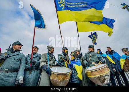 Les gens en costumes traditionnels jouent la batterie pendant les célébrations de la Journée de l'unité à Kiev. Au 22 janvier 1919, un acte d'unification des terres ukrainiennes en une seule Ukraine a été déclaré à Kiev. (Photo de Celestino Arce/NurPhoto) Banque D'Images