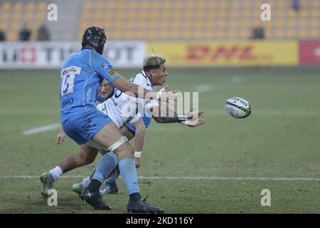 Junior Laloifi (Zebre) tente un déchargement lors de la coupe de rugby défi Zebre Rugby Club vs Worcester Warriors on 22 janvier 2022 au stade Sergio Lanfranchi à Parme, Italie (photo par Massimiliano Carnabuci/LiveMedia/NurPhoto) Banque D'Images