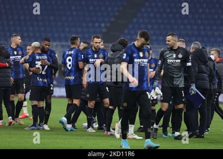 Les joueurs du FC Internazionale célèbrent la victoire à la fin du match lors de la série Un match de football 2021/22 entre le FC Internazionale et le FC Venezia au stade Giuseppe Meazza, Milan, Italie sur 22 janvier 2022 (photo de Fabrizio Carabelli/LiveMedia/NurPhoto) Banque D'Images