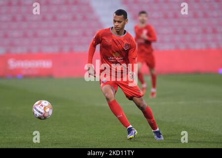 Mubarak Shanan Hamza (25) d'Al Duhail sur le ballon lors du match de la Ligue des étoiles QNB entre Al Duhail et Al Wakrah au stade Grand Hamad à Doha, Qatar, le 22 janvier 2022. (Photo de Simon Holmes/NurPhoto) Banque D'Images