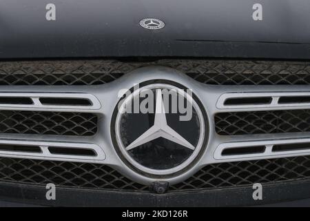 Logo Mercedes-Benz visible sur une voiture Mercedes-Benz garée à l'extérieur d'un concessionnaire Mercedes-Benz à South Edmonton. Samedi, 22 janvier 2022, à Edmonton, en Alberta, Canada. (Photo par Artur Widak/NurPhoto) Banque D'Images