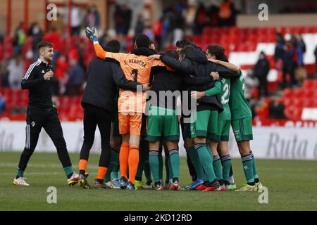 Les joueurs d'Osasuna célèbrent la victoire lors du match de la Liga entre Granada CF et CA Osasuna au stade Nuevo Los Carmenes sur 23 janvier 2022 à Grenade, en Espagne. (Photo par Álex Cámara/NurPhoto) Banque D'Images