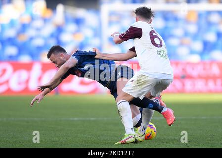 Amir Rrahmani de SSC Napoli et Edoardo Vergani des États-Unis Salernitana 1919 se disputent le ballon lors de la série Un match entre SSC Napoli et US Salernitana 1919 au Stadio Diego Armando Maradona, Naples, Italie, le 23 janvier 2022. (Photo de Giuseppe Maffia/NurPhoto) Banque D'Images