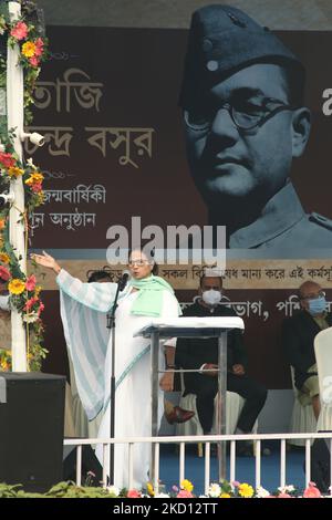 Le ministre en chef du Bengale occidental, Mamata Banerjee, prend la parole au cours du programme pour prier en hommage à Netaji Subash Chandra Bose à l'occasion de son anniversaire de naissance de 125th à la route Rouge, à Kolkata, sur 23 janvier, 2022. (Photo de Debajyoti Chakraborty/NurPhoto) Banque D'Images