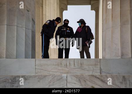 La police patrouille le Lincoln Memorial lors du rassemblement « la victoire aux mandats de l'American Homecoming » sur le National Mall à Washington, D.C., sur 23 janvier 2022 (photo de Bryan Olin Dozier/NurPhoto) Banque D'Images