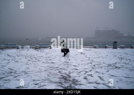 La neige tombe sur 24 janvier 2022 à Istanbul, Turquie. (Photo par Erhan Demirtas/NurPhoto) Banque D'Images