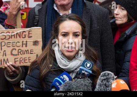 LONDRES, ROYAUME-UNI - le 24 JANVIER 2022 : Stella Moris, partenaire de Julian Assange, s’adresse aux médias devant les cours royales de justice après que la haute Cour ait accordé à Julian Assange une persmission pour faire appel de la décision d’extradition des États-Unis à la Cour suprême de 24 janvier 2022, à Londres, en Angleterre. Assange, le fondateur de WikiLeaks, a été inculpé de 17 chefs d'accusation en vertu de la loi américaine sur l'espionnage de 1917 pour avoir sollicité, recueilli et publié des documents militaires américains secrets et est condamné à une peine de 175 ans de prison s'il est extradé et reconnu coupable. (Photo de Wiktor Szymanowicz/NurPhoto) Banque D'Images