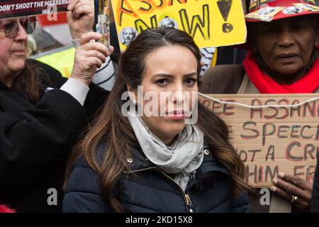 LONDRES, ROYAUME-UNI - le 24 JANVIER 2022 : Stella Moris, partenaire de Julian Assange, s’adresse aux médias devant les cours royales de justice après que la haute Cour ait accordé à Julian Assange une persmission pour faire appel de la décision d’extradition des États-Unis à la Cour suprême de 24 janvier 2022, à Londres, en Angleterre. Assange, le fondateur de WikiLeaks, a été inculpé de 17 chefs d'accusation en vertu de la loi américaine sur l'espionnage de 1917 pour avoir sollicité, recueilli et publié des documents militaires américains secrets et est condamné à une peine de 175 ans de prison s'il est extradé et reconnu coupable. (Photo de Wiktor Szymanowicz/NurPhoto) Banque D'Images