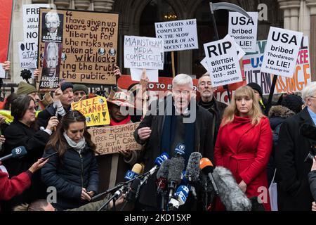 LONDRES, ROYAUME-UNI - le 24 JANVIER 2022 : Kristinn Hrafnsson, rédacteur en chef de Wikileaks, s'adresse aux médias devant les tribunaux royaux de justice après que la haute Cour a accordé à Julian Assange une persmission pour faire appel de la décision d'extradition des États-Unis devant la Cour suprême du 24 janvier 2022 à Londres, en Angleterre. Assange, le fondateur de WikiLeaks, a été inculpé de 17 chefs d'accusation en vertu de la loi américaine sur l'espionnage de 1917 pour avoir sollicité, recueilli et publié des documents militaires américains secrets et est condamné à une peine de 175 ans de prison s'il est extradé et reconnu coupable. (Photo de Wiktor Szymanowicz/NurPhoto) Banque D'Images