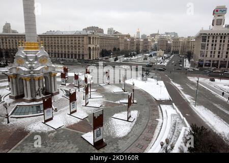 Une vue sur la place de l'indépendance dans le centre de la capitale ukrainienne Kiev, Ukraine le 24 janvier 2022. « Le Département d'État a pris la décision d'autoriser le départ de la Mission Ukraine par beaucoup de prudence en raison des efforts russes continus visant à déstabiliser le pays et à compromettre la sécurité des citoyens ukrainiens et des autres personnes en visite ou résidant en Ukraine », Ambassade des États-Unis Kiev Ukraine à sa page Facebook informé. La Grande-Bretagne retire également du personnel de l'ambassade de la capitale ukrainienne. (Photo par STR/NurPhoto) Banque D'Images