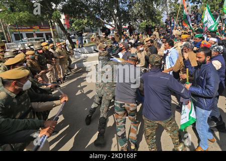 Le personnel de police tente d'arrêter les militants de Bhartiya Kisan Union lors de leur protestation exigeant des renonciations aux prêts des agriculteurs , à Shaheed Smarak à Jaipur , Rajasthan, Inde, le lundi 24,2022 janvier.(photo de Vishal Bhatnagar/NurPhoto) Banque D'Images